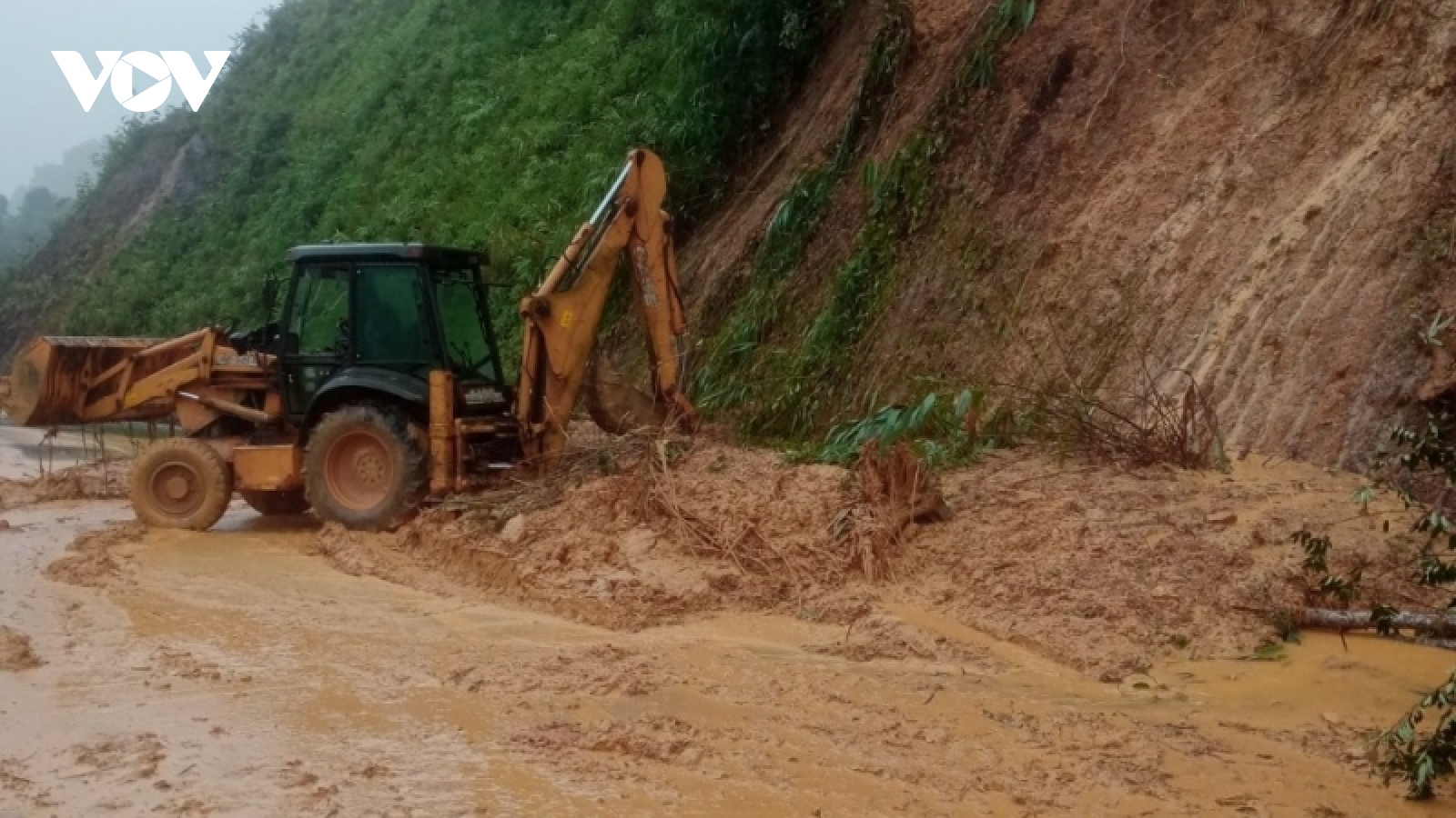 Khắc phục hậu quả sạt lở, thông tuyến Quốc lộ 49A và đường Hồ Chí Minh qua A Lưới